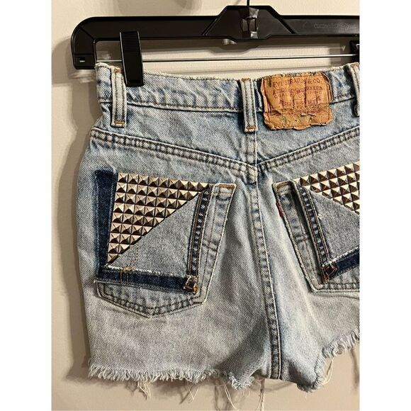 Levi Women’s 30” Waist 0 Blue Denim Distressed Western Booty Shorts Embellished - Picture 4 of 8